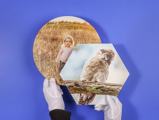 Foto auf einem Hexagon vor blauem Hintergrund