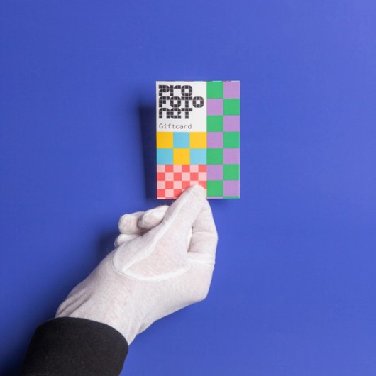 Profotonet Geschenkkarte auf blauem Hintergrund