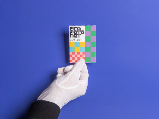 Cadeaukaart in de hand gehouden