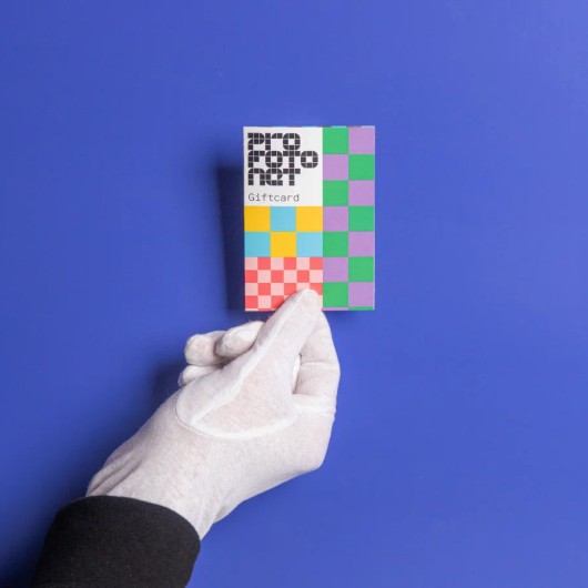 Cadeaukaart in de hand gehouden