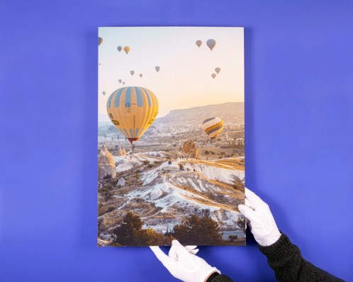 Foto auf Polystyrol auf blauem Hintergrund