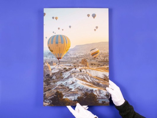 Foto auf Polystyrol auf blauem Hintergrund