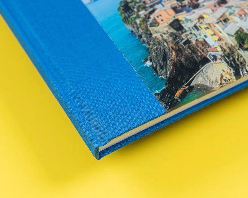 Premium Hardcover-Fotobuch auf gelbem Hintergrund