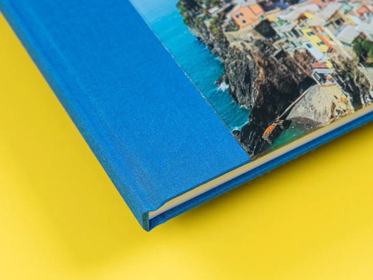 Premium Hardcover-Fotobuch auf gelbem Hintergrund