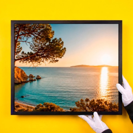 Foto im Rahmen auf gelbem Hintergrund