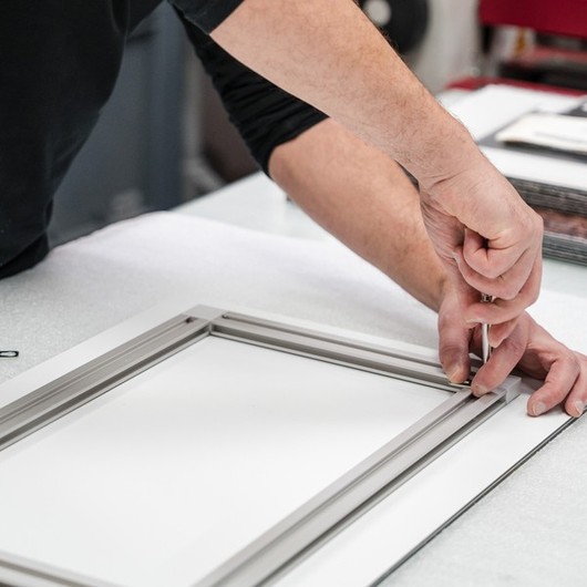 Foto op dibond ophangen