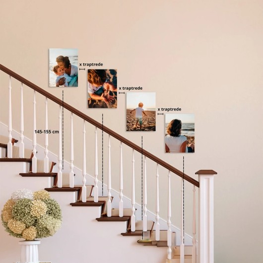 Accrocher une décoration murale au-dessus de l’escalier