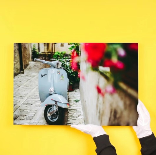 Foto auf Polystyrol auf gelbem Hintergrund