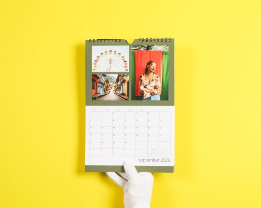 Opengeslagen fotokalender met spiraalbinding