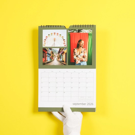 Opengeslagen fotokalender met spiraalbinding