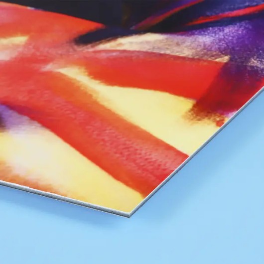 Fine-art print op aluminium dibond van opzij, met zicht op het dunne, vlakke paneel