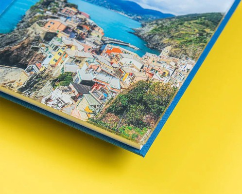 Premium Hardcover-Fotobuch auf gelbem Hintergrund