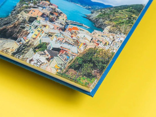 Premium Hardcover-Fotobuch auf gelbem Hintergrund