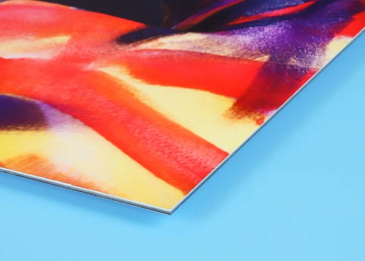 Fine Art print op aluminium dibond van opzij, met zicht op het dunne, vlakke paneel