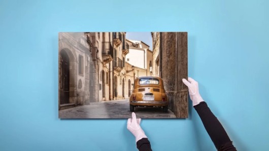 Foto hinter Acrylglas an der Wand