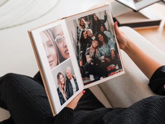 Premium hardcover fotoboek in gebruik