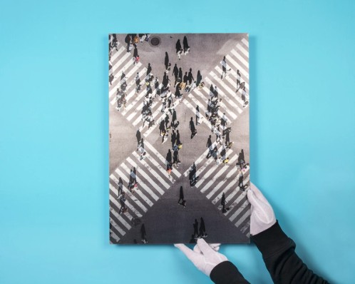 geborsteld aluminium op zwart marmer