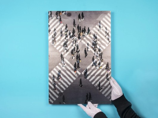 geborsteld aluminium op zwart marmer