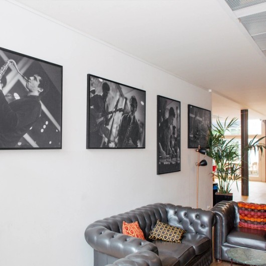 Foto's aan de muur zwart wit