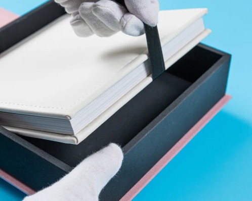 Vorderansicht der maßgefertigten Aufbewahrungsbox