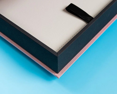 Maßgefertigte Aufbewahrungsbox mit Fotobuch