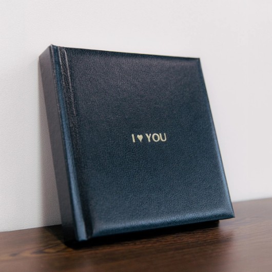 Goldene Prägung auf quadratischem Fotobuch