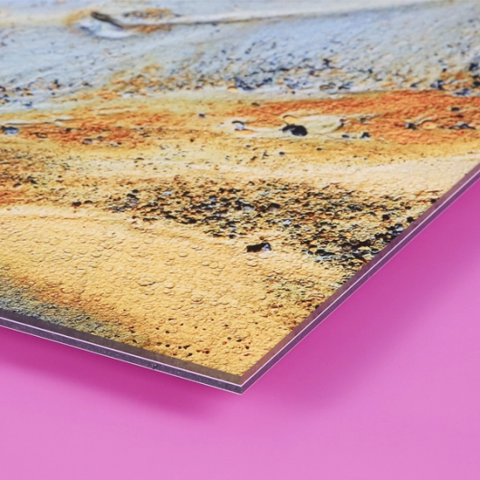 Zandfoto achter plexiglas, van opzij gezien