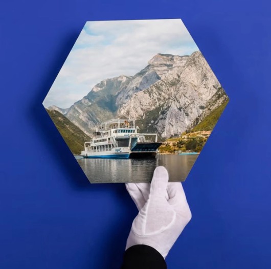 Wand mit mehreren Hexagon-Fotos