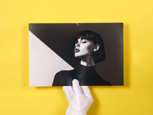 zwart-wit fotoafdruk met handschoen