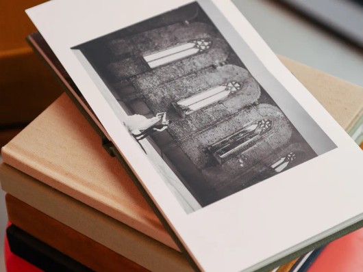 Offenes Fotobuch mit schwarzem Hochzeitsfoto