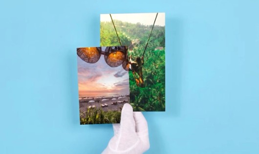 Farbige Fotoabzüge auf blauem Untergrund
