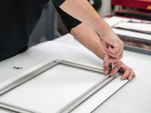 Ophangsysteem voor foto achter plexiglas