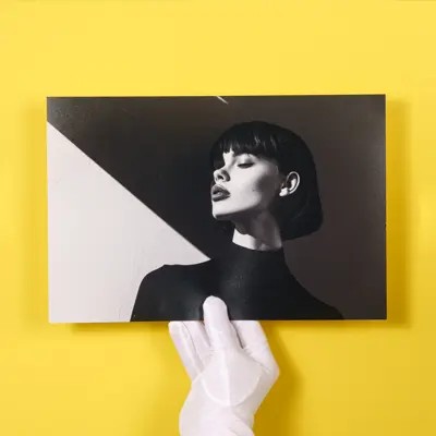 Zwart-wit fotoafdruk met handschoen aangepakt
