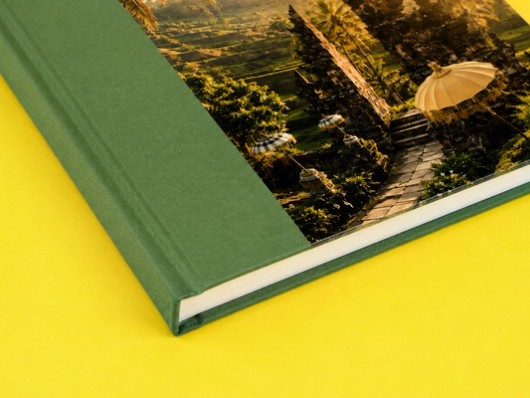 Premium Hardcover-Fotobuch auf gelbem Hintergrund