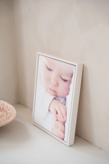 Babyfoto auf Leinwand mit weißem Schattenfugenrahmen