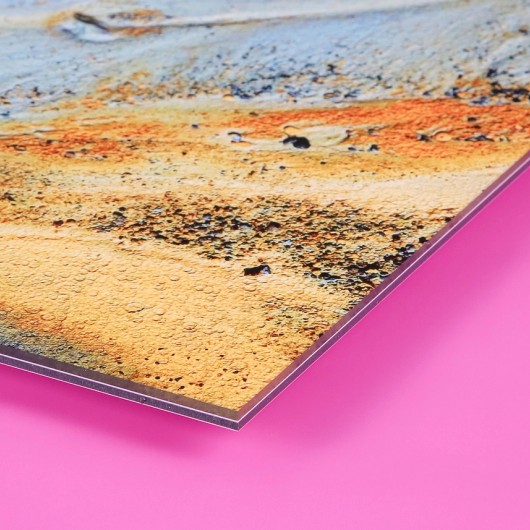 Zandfoto achter plexiglas, van opzij gezien