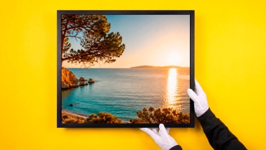 Foto im Rahmen auf gelbem Hintergrund
