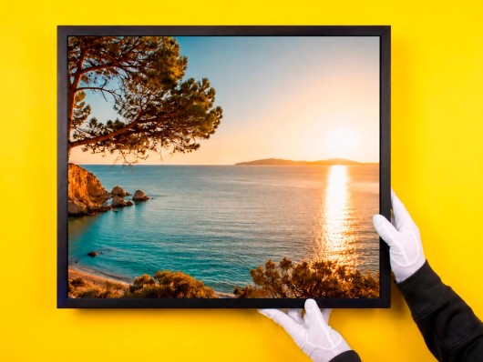 Foto im Rahmen auf gelbem Hintergrund