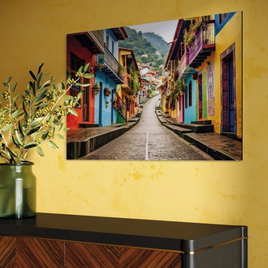 Directdruk achter plexiglas bij gele muur