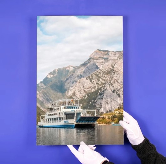 Foto auf Polystyrol auf blauem Hintergrund