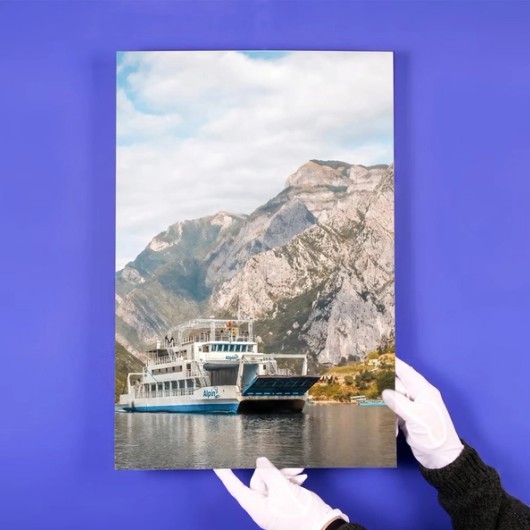 Foto auf Polystyrol auf blauem Hintergrund