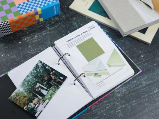 Geöffnete Musterbox für Fotobücher