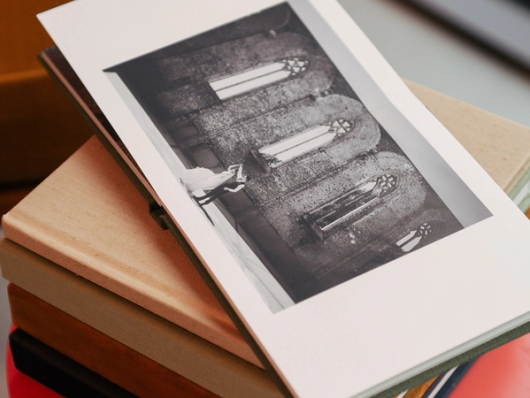 Offenes Fotobuch mit schwarzem Hochzeitsfoto