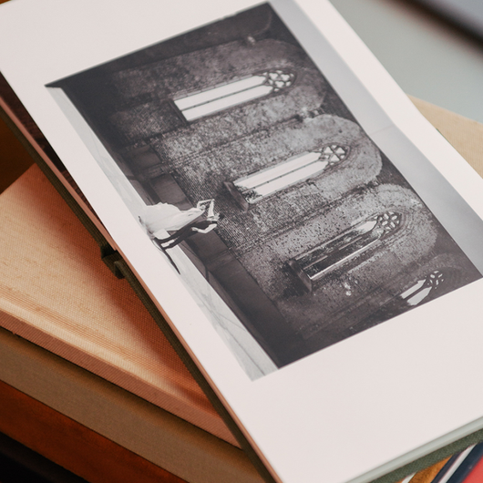 Offenes Fotobuch mit schwarzem Hochzeitsfoto