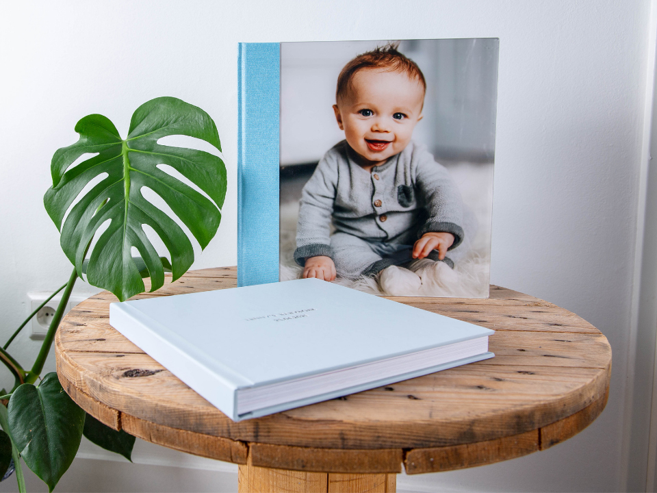 babyfotoboek-jongetje-tafel