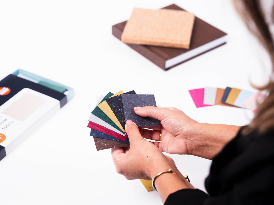 Sample-box-fotoboeken-kiezen-samples-hand